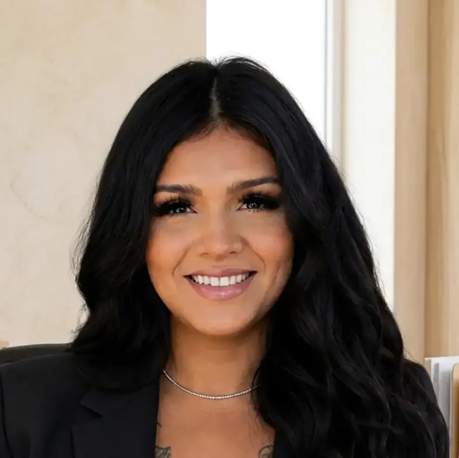 amanda-montez-project-manager-hybrid-renovations-headshot
