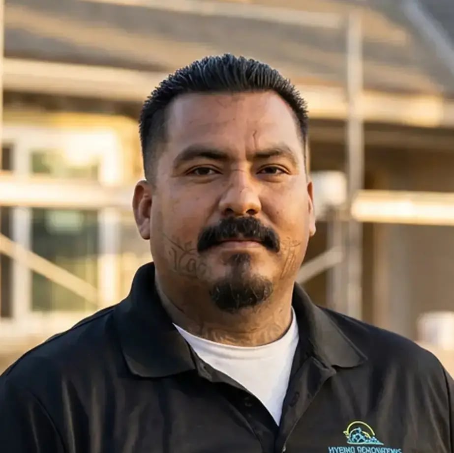 leonardo-figueroa-project-manager-hybrid-renovations-headshot